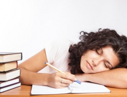 Чем дольше включен экран смартфона — тем хуже сон?