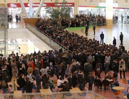 В Москве за автографом солиста Rammstein выстроилась огромная очередь