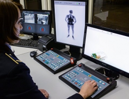 Паспорт, гроб и самолет: топ-10 неожиданных предметов в животах людей