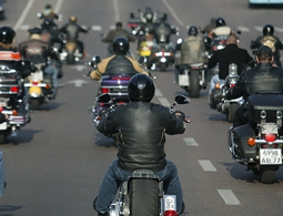 Автошколы предложили ужесточить требования к неопытным мотоциклистам