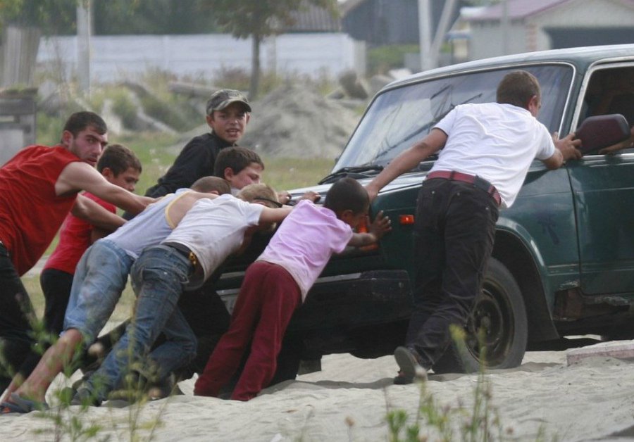 В Брянске цыгане избили пятерых полицейских и повредили автомобиль ГИБДД