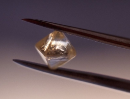 Алмазные батарейки позволят превратить радиоактивные отходы в чистую энергию