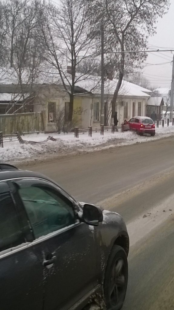 Иномарка снесла ограждение тротуара в Брянске