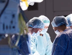 Омские микрохирурги успешно пришили мужчине отрезанные пилой пальцы руки