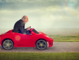 Надо ли выделять автомобили пожилых водителей