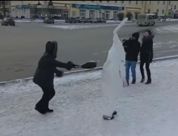В Первоуральске женщина прогнала "гигантский сперматозоид" с площади. ВИДЕО