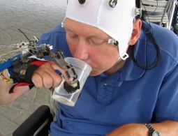 Роботизированная рука, управляемая силой мысли, поможет парализованным людям