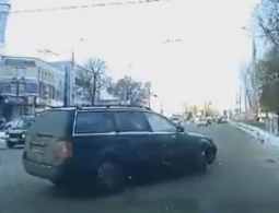 В Брянске из-за маневра легковушки едва не сбили человека на тротуаре