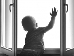 В Новозыбкове молодую маму признали виновной в гибели 4-летнего сына