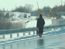 Жителей брянского села заставили ходить 1,5 км по смертельно-опасной трассе