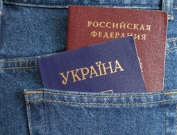 Рогозин вручил паспорт украинскому ученому, перешедшему на работу в ОПК