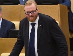 Проект Милонова: в соцсети после 14 лет и с паспортом