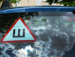 Из-за поправок в ПДД в ряде регионом возник дефицит знаков «Шипы»