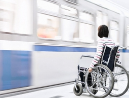 Совфед одобрил закон о помощи инвалидам-колясочникам при посадке в поезда
