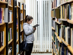 Большие тиражи книг стали редкостью в России, заявили в книжной палате