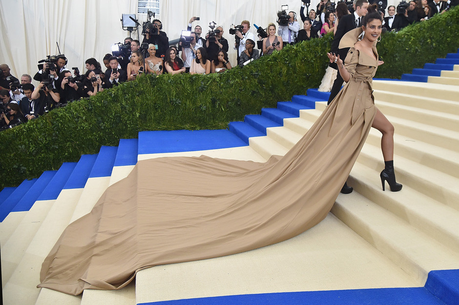 Met Gala 2017: самые экстравагантные образы звезд