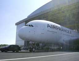 Porsche Cayenne отбуксировал 285-тонный авиалайнер