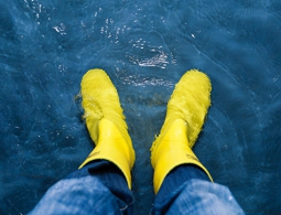 Врач рассказала, как правильно использовать резиновые сапоги на природе