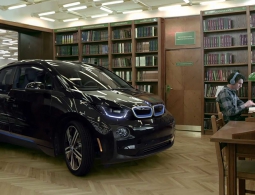 BMW i3 продемонстрировал бесшумную езду в библиотеке