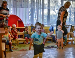 Не кровные, но родные. Что нужно знать об усыновлении в России