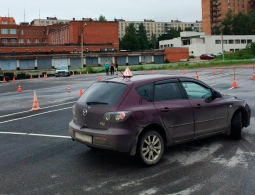 Автошколам разрешили принимать экзамены на права