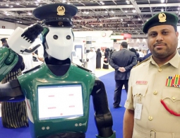 Первый в мире робот-полицейский приступил к работе