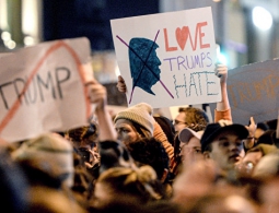 СМИ узнали, сколько платят участникам протестов против Трампа