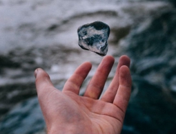 Ученые впервые получили «жидкий свет» при обычной температуре