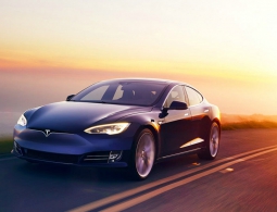 Tesla Model S смогла проехать без подзарядки более 900 километров