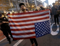 В Вашингтоне проходят немногочисленные протесты против Трампа