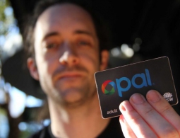 Австралиец имплантировал себе в руку проездной