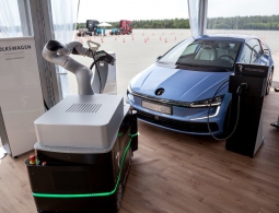 Volkswagen разработал робота-помощника для подзарядки электромобилей