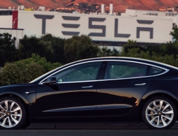 Илон Маcк показал самый доступный электромобиль Tesla