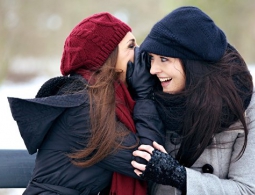 Ученые выяснили, как сплетни влияют на женщин