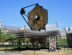 Телескоп Джеймса Уэбба сможет увидеть шмеля на Луне