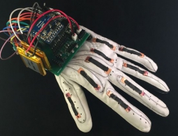 Создана недорогая перчатка, преобразующая язык жестов в текст