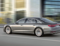 Плавность хода Audi A8 продемонстрировали с помощью ведра воды