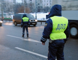 Инспекторам разрешили останавливать автомобили вне постов