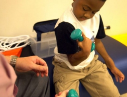 Первая двусторонняя пересадка рук ребенку признана успешной