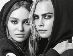 Кара Делевинь и Лили Роуз-Депп представили осенне-зимнюю коллекцию Chanel