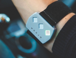 STEER – браслет, предотвращающий засыпание водителей за рулём