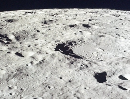 На Луне полно воды. Осталось ее добыть, говорят ученые