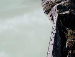 Заезд двух десятков суперкаров Porsche через Альпы показали на видео