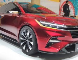 Daihatsu представила седан с дверьми, как у Rolls-Royce