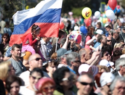 Опрос: менее половины россиян интересуются политикой