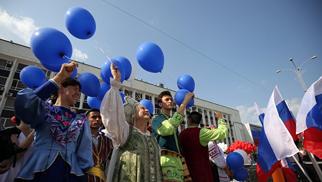 Большинство россиян не доверяют незнакомцам и соседям, заявили в ЦСР