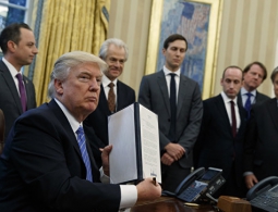 СМИ узнали, что Трамп заморозил транш для Палестины, одобренный Обамой