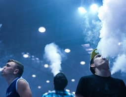 Курение вейпов вредит сердцу и сосудам, рассказали медики