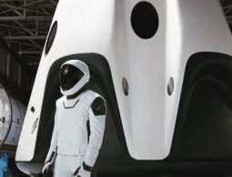 Илон Маск показал скафандр SpaceX в полный рост