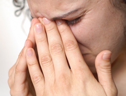 Ученые выяснили, почему люди чешутся в нервной обстановке